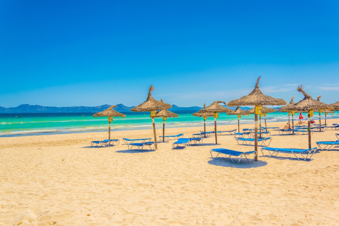 can-picafort-lange-strand-und-einem-boulevard-mit-terrassen-und-l-den